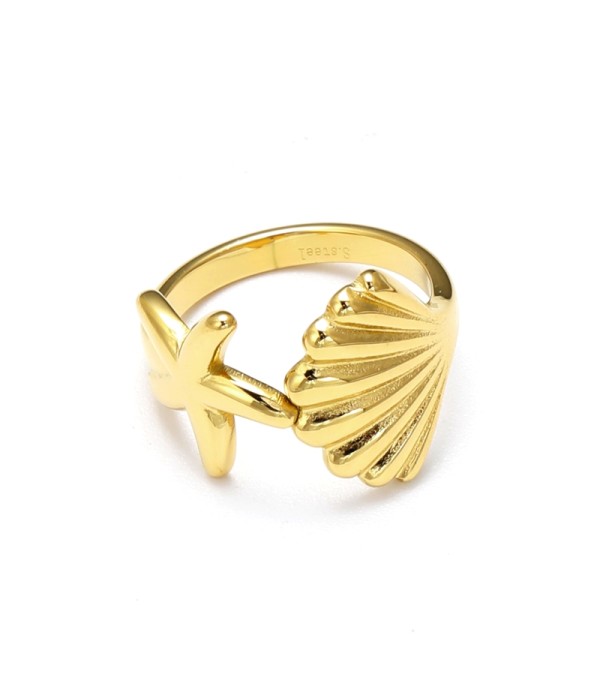 Anillo dorado de estrella del mar y concha