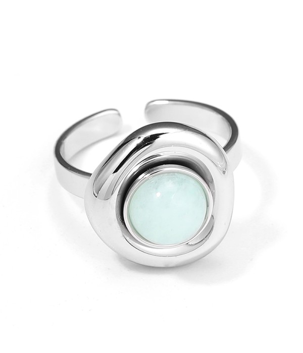 Anillo plateado con piedra redonda