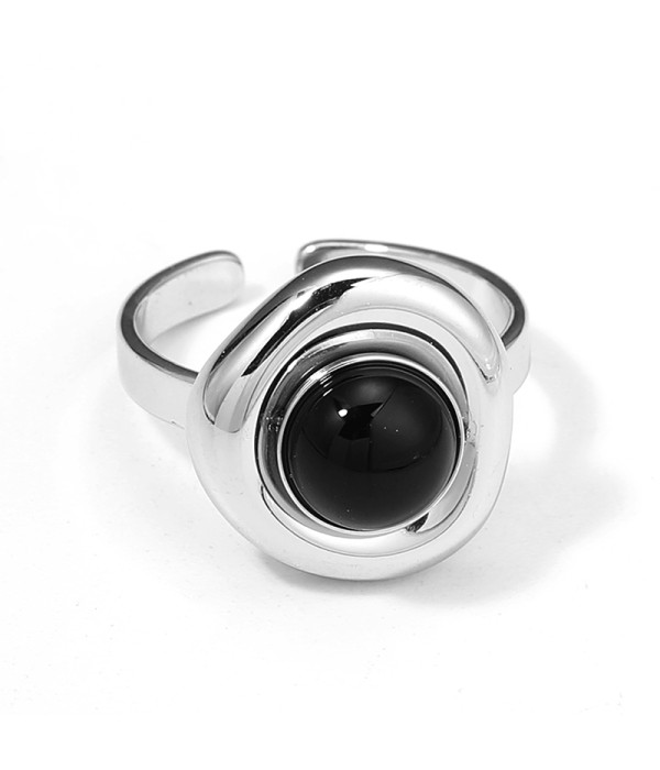 Anillo plateado con piedra redonda