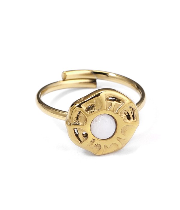 Anillo dorado con símbolo solar