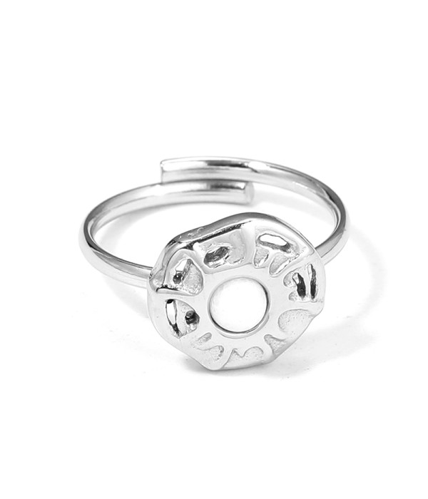 Anillo plateado con símbolo solar