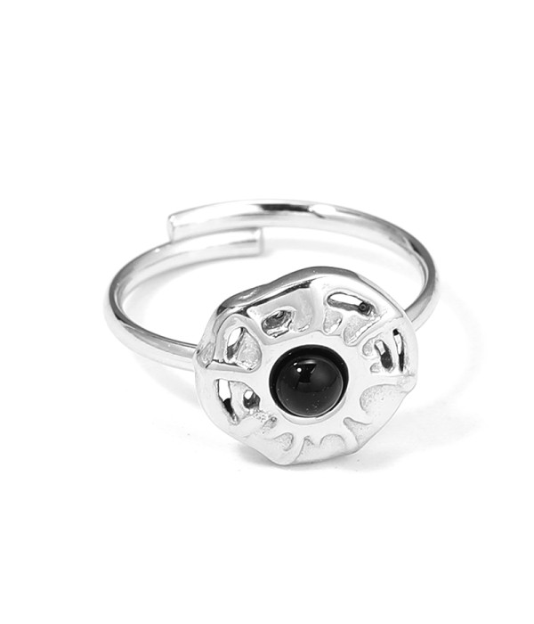 Anillo plateado con símbolo solar