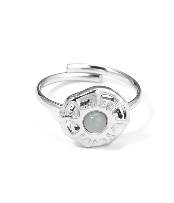 Anillo plateado con símbolo solar