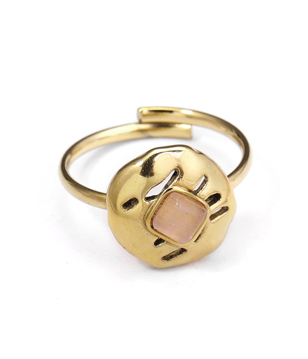 Anillo dorado con piedra cuadrada