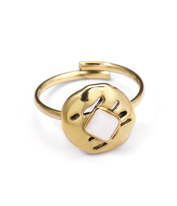Anillo dorado con piedra cuadrada