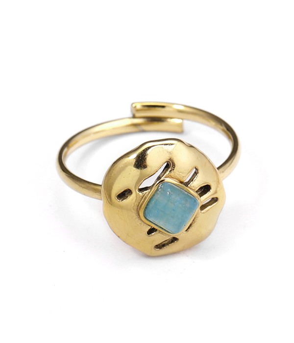 Anillo dorado con piedra cuadrada