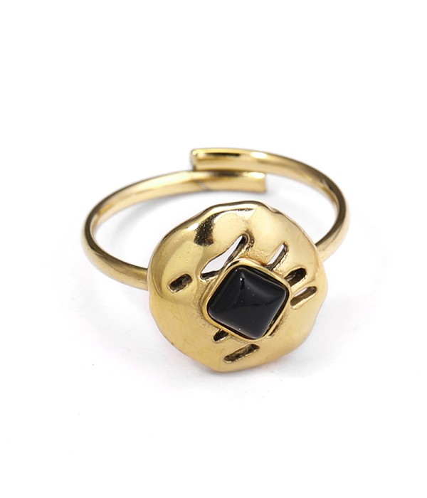 Anillo dorado con piedra cuadrada