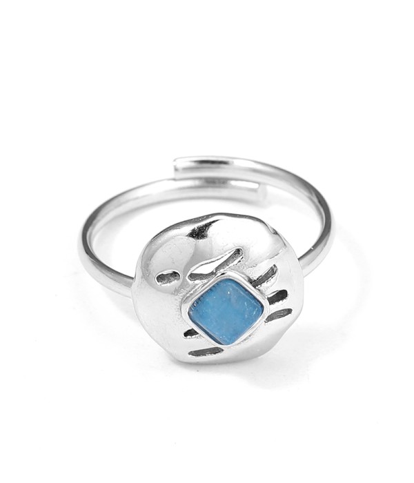 Anillo plateado con piedra cuadrada