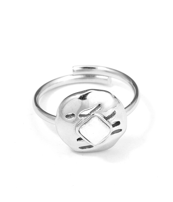 Anillo plateado con piedra cuadrada