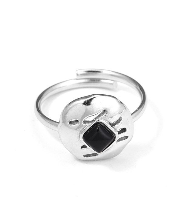 Anillo plateado con piedra cuadrada