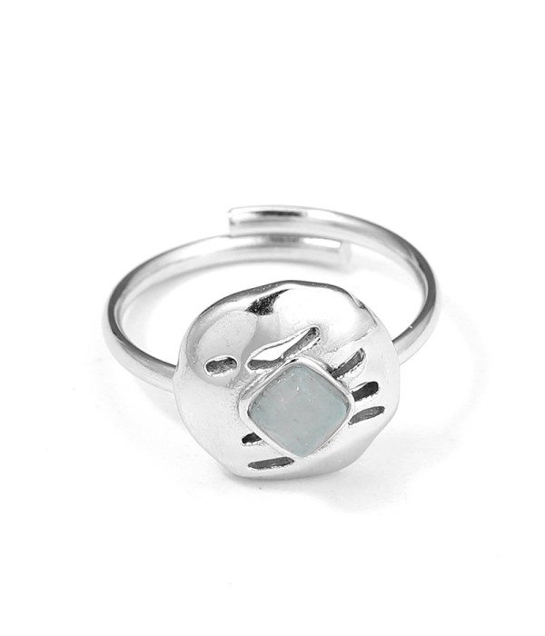 Anillo plateado con piedra cuadrada