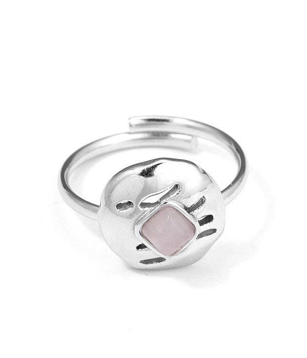 Anillo plateado con piedra cuadrada