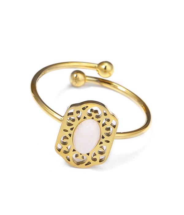 Anillo dorado calado con piedra ovalada