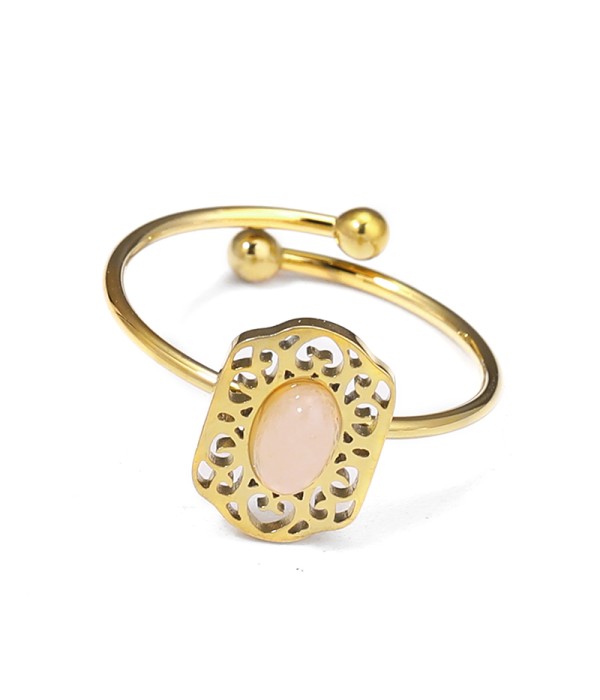 Anillo dorado calado con piedra ovalada