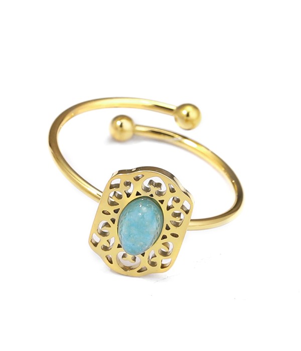 Anillo dorado calado con piedra ovalada