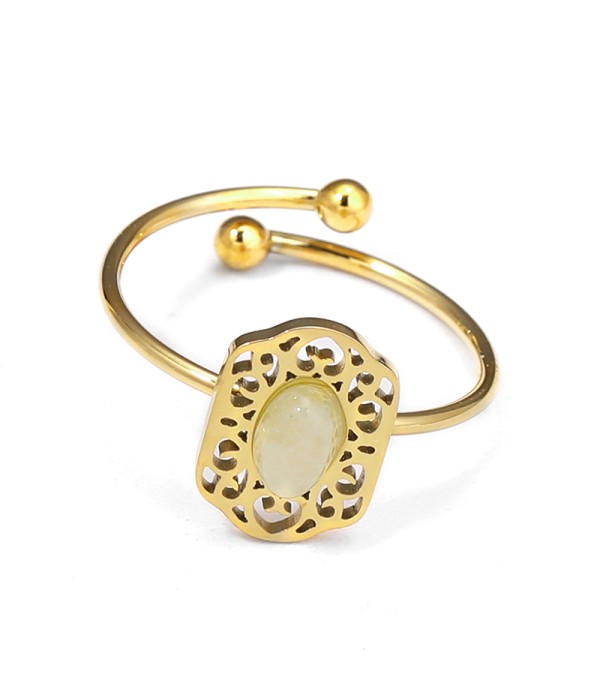 Anillo dorado calado con piedra ovalada