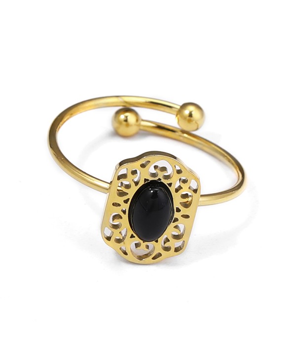Anillo dorado calado con piedra ovalada