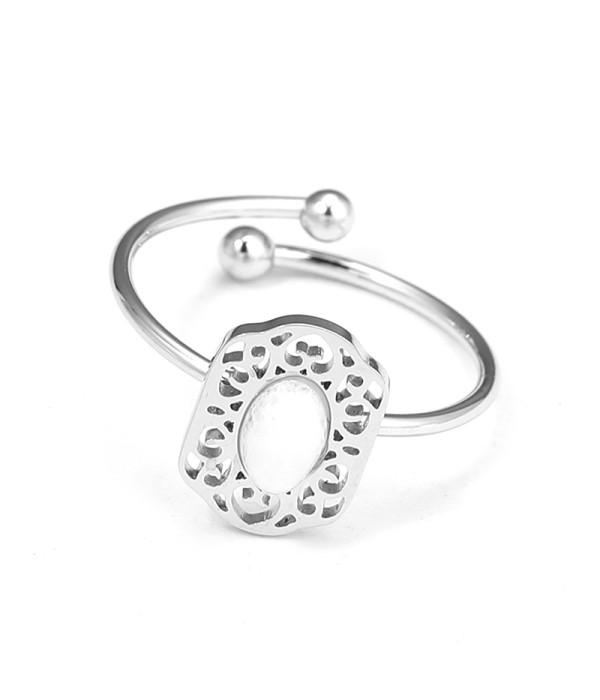 Anillo plateado calado con piedra ovalada