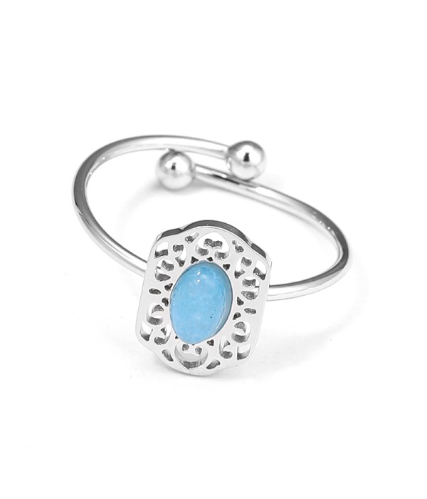 Anillo plateado calado con piedra ovalada