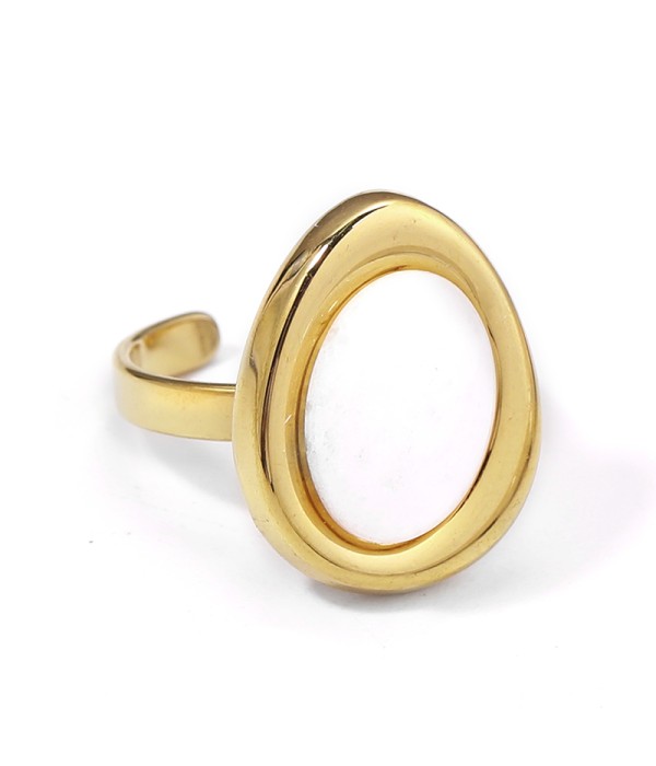 Anillo dorado con piedra ovalada