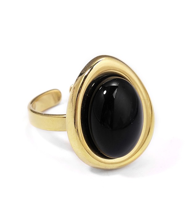 Anillo dorado con piedra ovalada