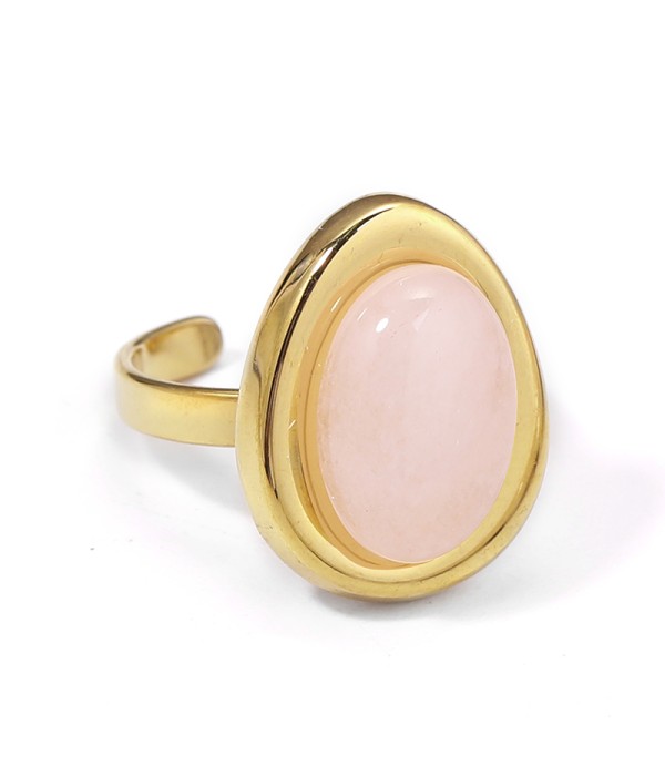 Anillo dorado con piedra ovalada