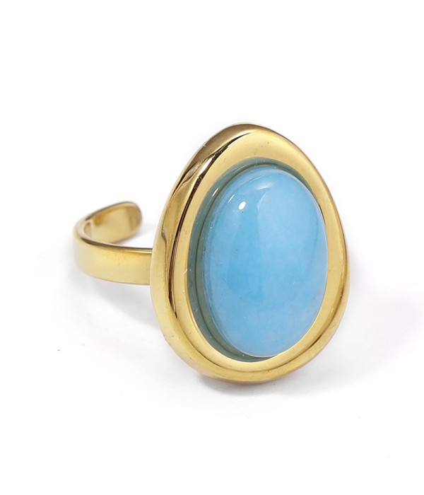 Anillo dorado con piedra ovalada