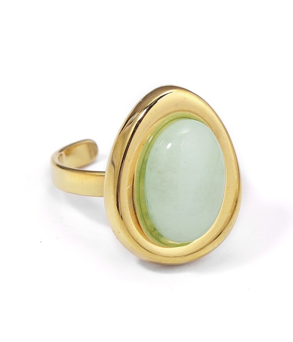 Anillo dorado con piedra ovalada