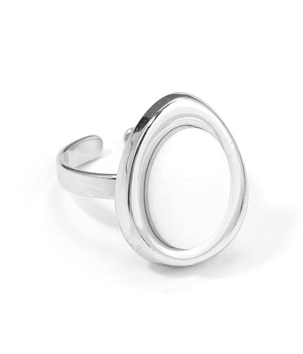 Anillo plateado con piedra ovalada