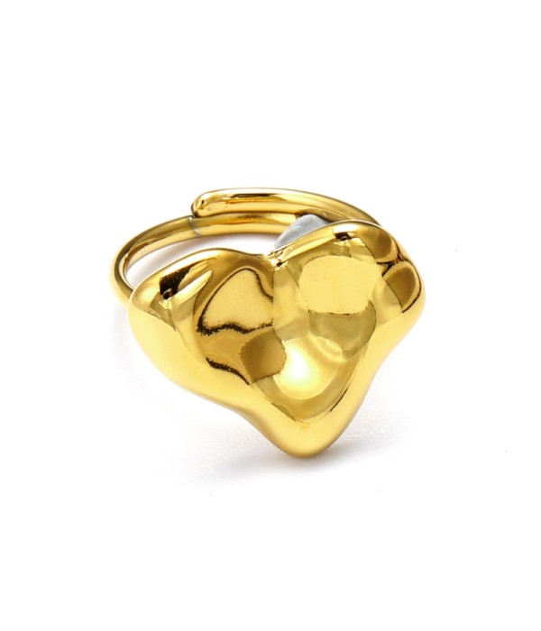 Anillo dorado de corazón retorcido