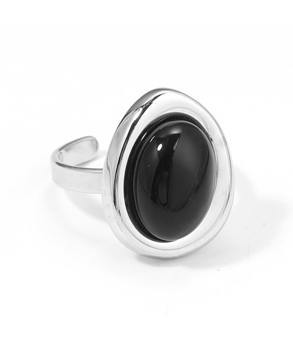 Anillo plateado con piedra ovalada