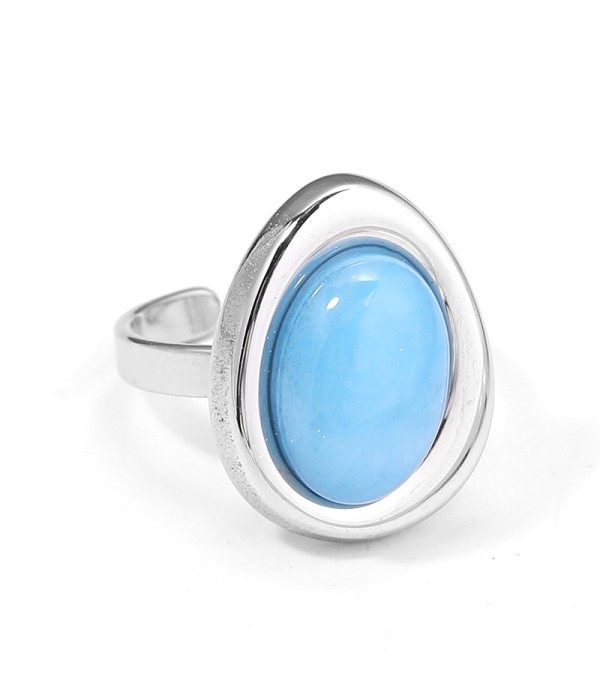 Anillo plateado con piedra ovalada