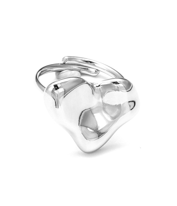 Anillo plateado de corazón retorcido