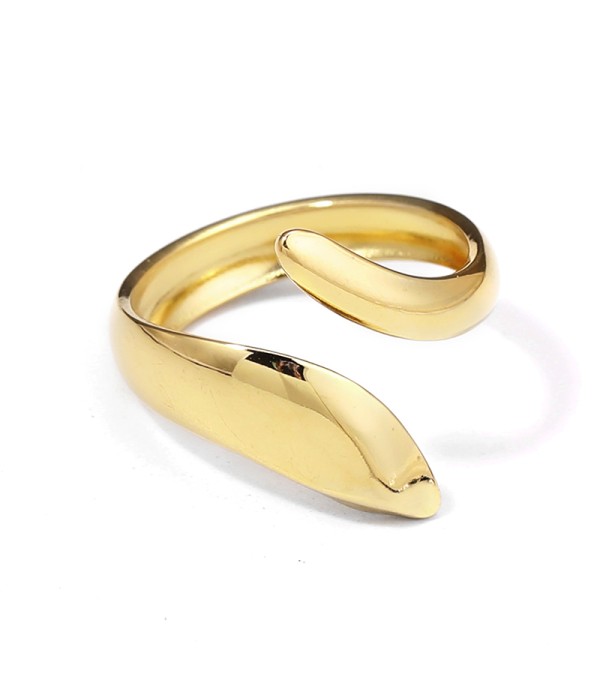 Anillo dorado con diseño curvado