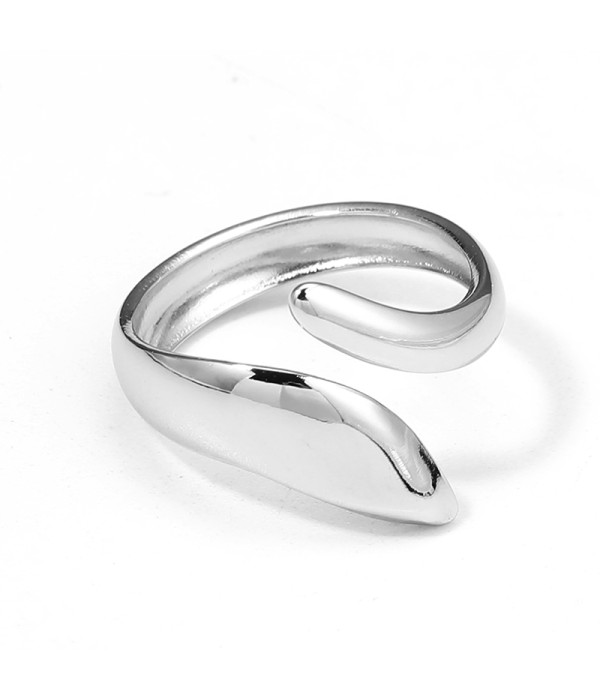 Anillo plateado con diseño curvado