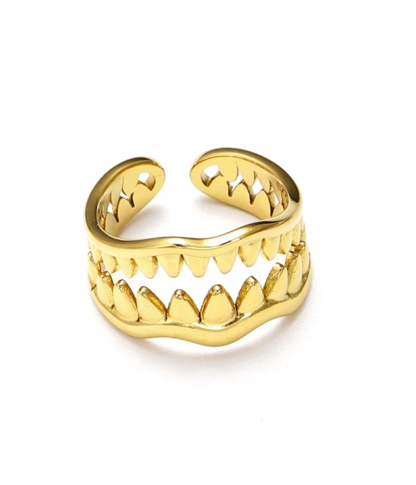 Anillo dorado de colmillo