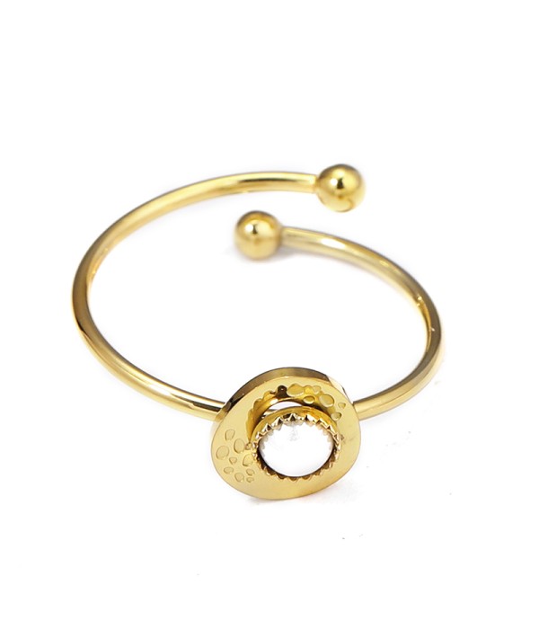 Anillo con perla central y detalles en relieve