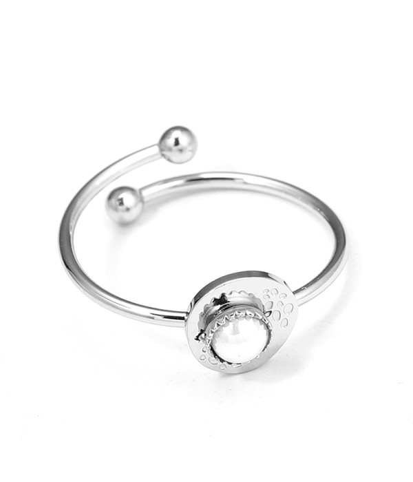 Anillo con perla central y detalles en relieve 2