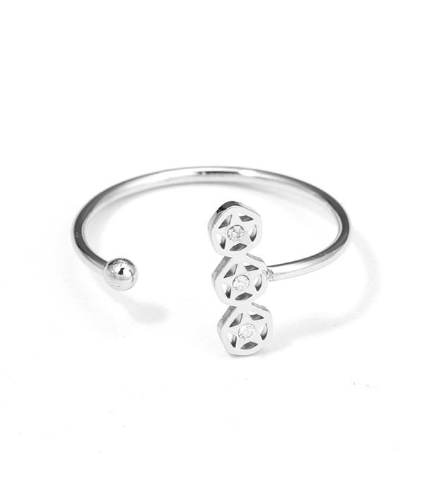 Anillo con detalles geométricos