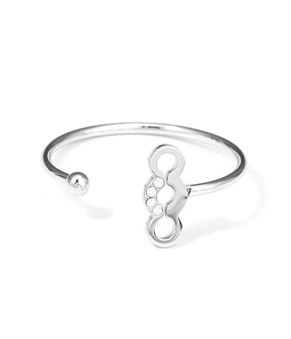 Anillo con diseño abstracto y circonitas