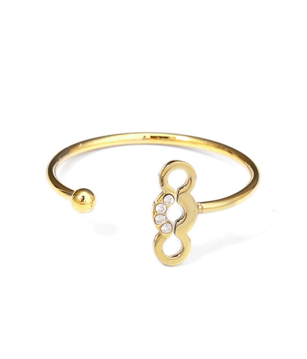 Anillo con diseño abstracto y circonitas