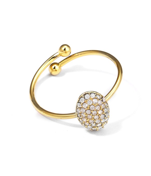 Anillo dorado con óvalo de circonitas