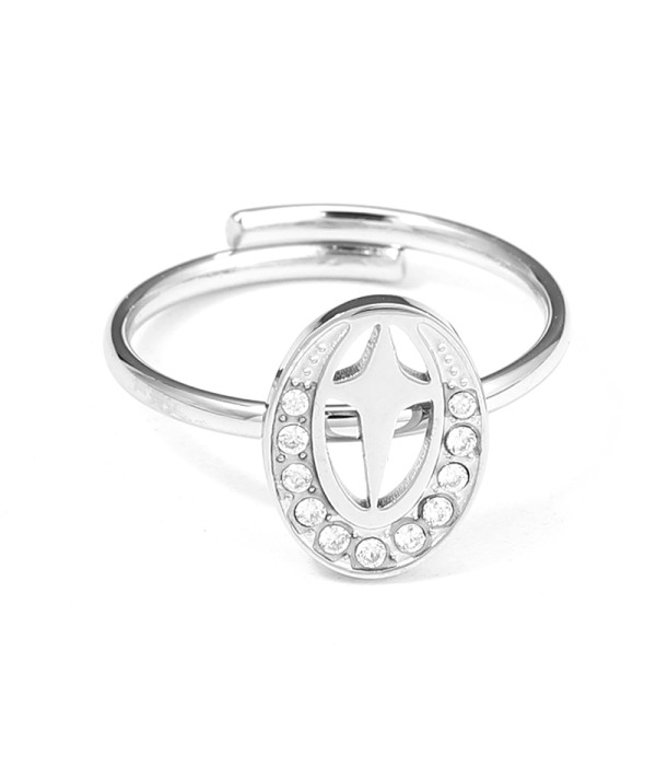 Anillo ovalado con cruz calada y circonitas