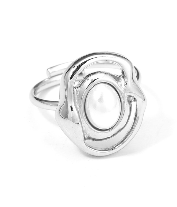 Anillo plateado con perla central estilo abstracto