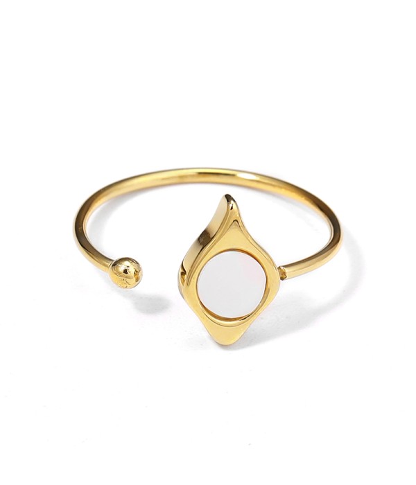 Anillo con detalle de nácar en forma de gota