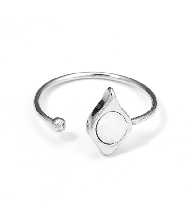 Anillo con detalle de nácar en forma de gota