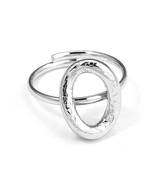 Anillo con óvalo martillado y hueco central