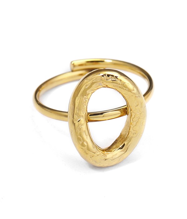 Anillo con óvalo martillado y hueco central