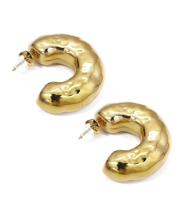 Pendientes dorados con textura orgánica