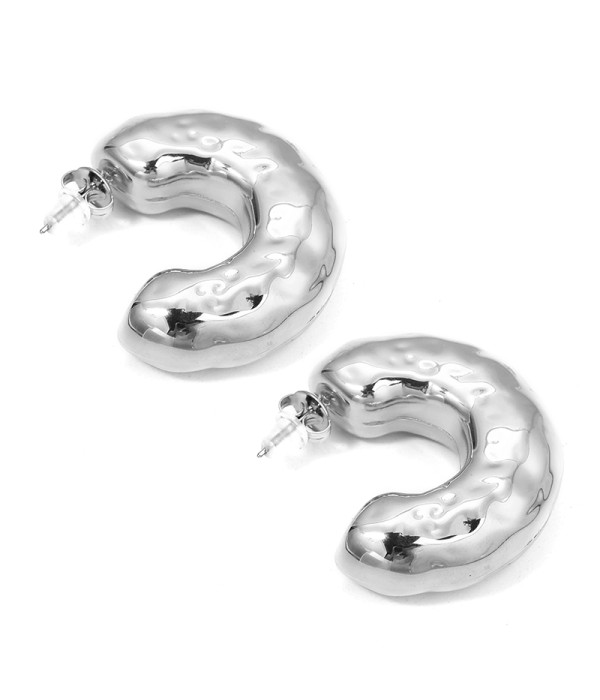 Pendientes plateados con textura orgánica